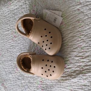 Crocs chai lined fur clog size 6